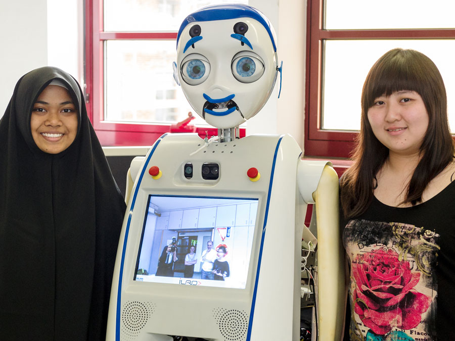 Zu Gast bei den Robotern der TUM: Asmaa' Widad Binte Hamdad (links) und Ong Zi Xuan.