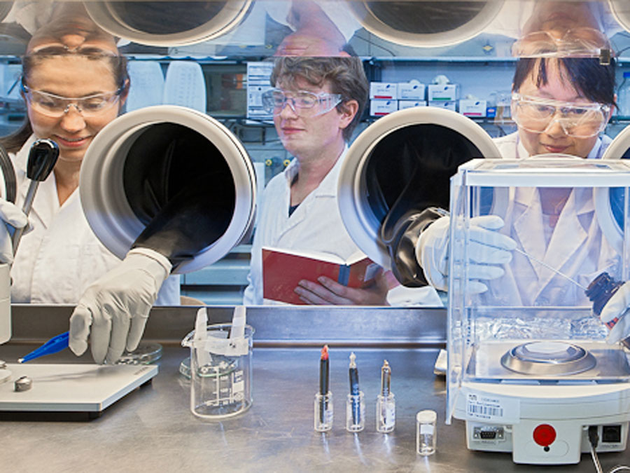 Natural scientists in an laboratory.