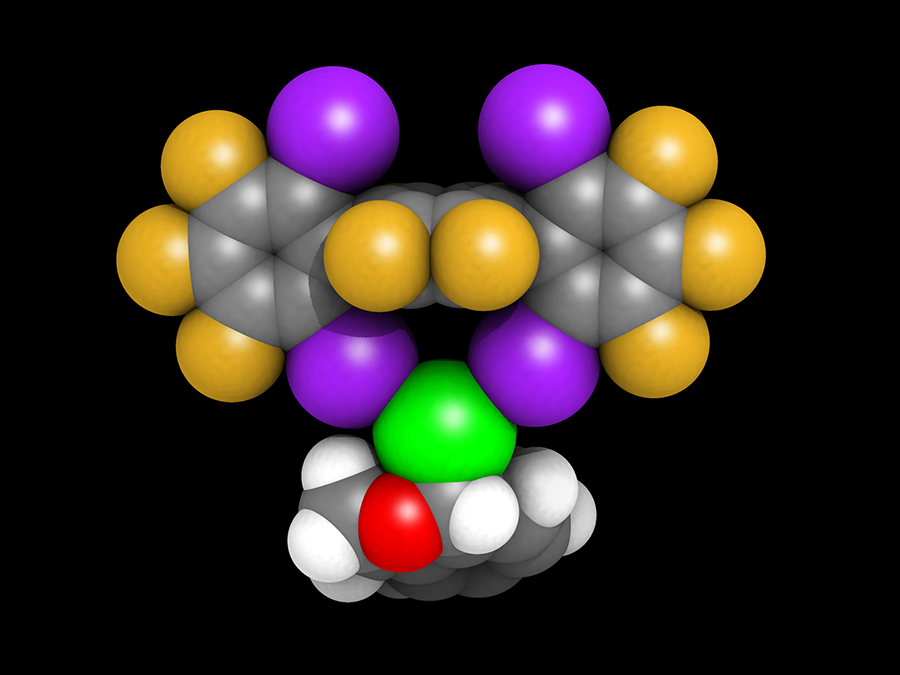 Halogenbrücken zweier Iod-Atome (blau) lockern die Bindung zwischen Chlor- (grün) und Kohlenstoffatom (grau). Das Chloratom kann so leichter gegen einen anderen Baustein ausgetauscht werden. Grafik: Stefan Huber / TUM