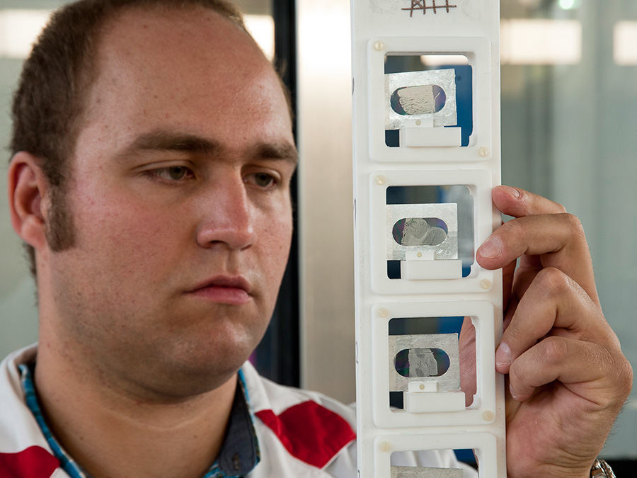 J. Lichtinger examins brain tissue samples at TUM's Research Neutron Source FRM II - Photo: W. Schuermann / TUM