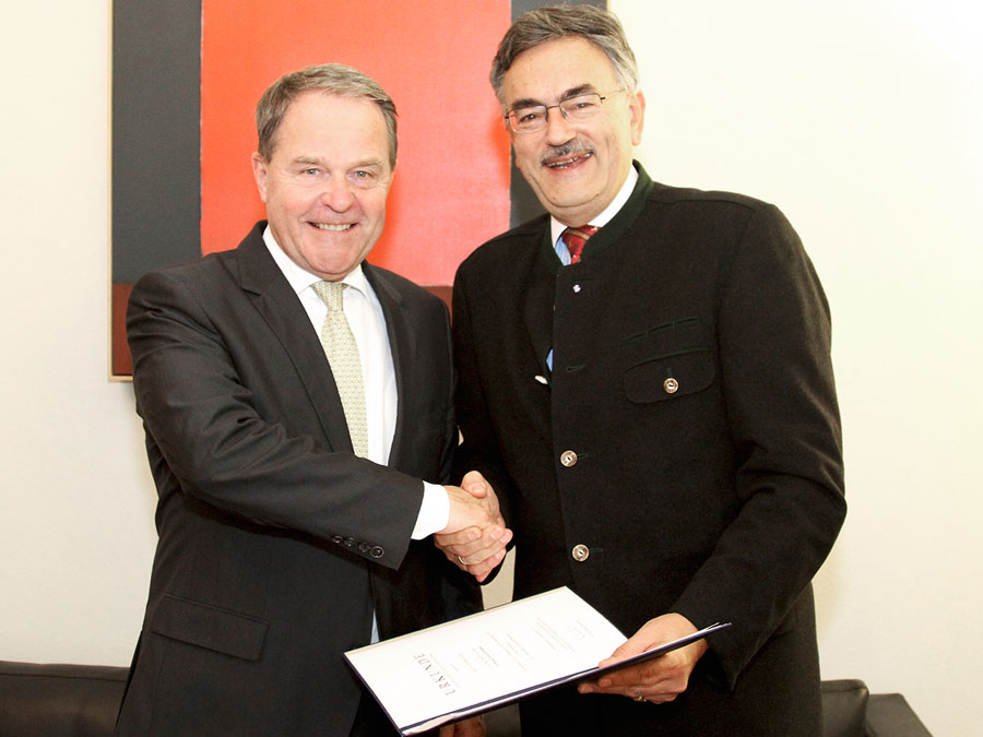 Bavarian Minister of Science Dr. Wolfgang Heubisch (l.) congratulates Prof. Wolfgang A. Herrmann.