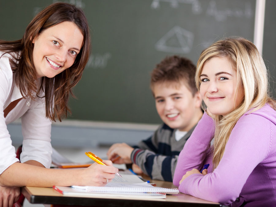 Eine Lehrerin mit zwei Schülern im Mathematikunterricht