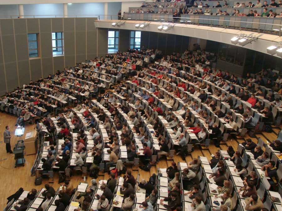 Voller Hörsaal in der TU München.