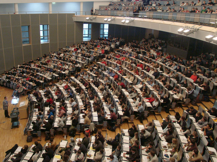 Packed lecture hall at TUM.