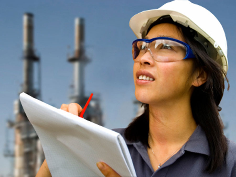Nachhaltigkeit kann für die verschiedenen Branchen Verschiedenes bedeuten. (Bild: Peter Close / iStockphoto) Ingenieurin vor einer Fabrik.