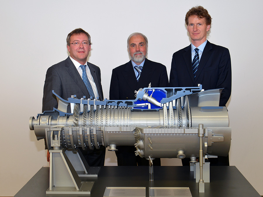 Prof. Spliethoff (TUM), Dr. Goldschmidt (Siemens) und Dr. Metz (Siemens) (vlnr) bei der Übergabe des Turbinenmodells - Foto: A. Battenberg/TUM