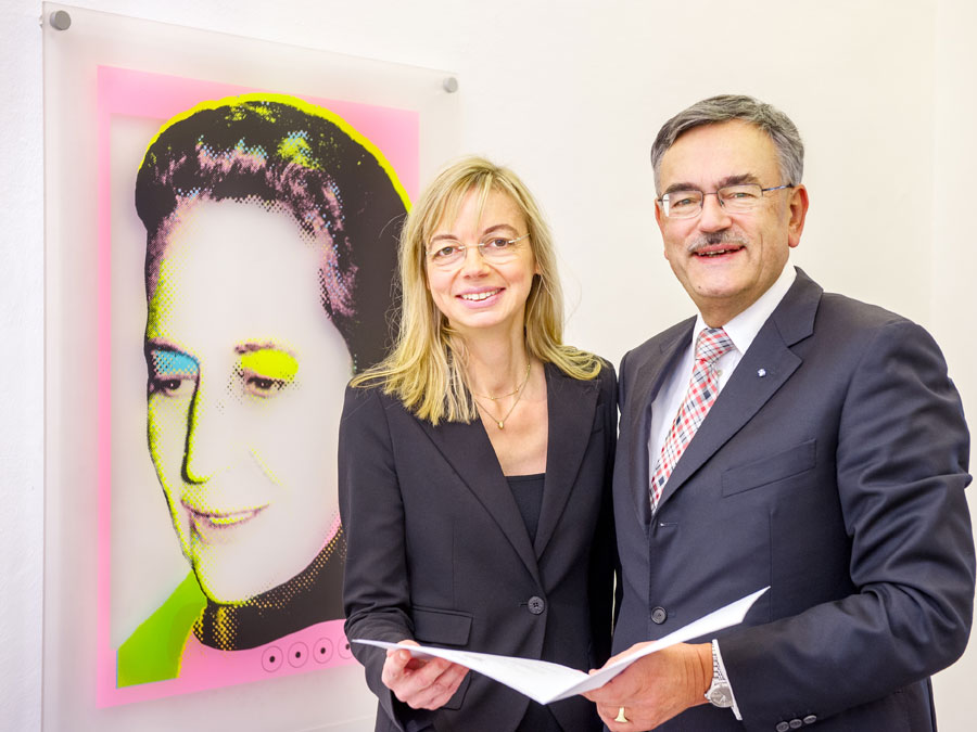 Prof. Susanne Albers und TUM-Präsident Prof. W. A. Herrmann vor einem Portrait von Liesel Beckmann - Foto: A. Heddergott / TUM