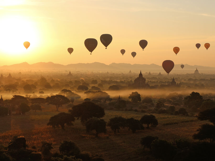 A hot-air balloons over Bagan: With this photo, TUM student Sebastian Weiß won the photo competition 2015. (Photo: Sebastian Weiß)