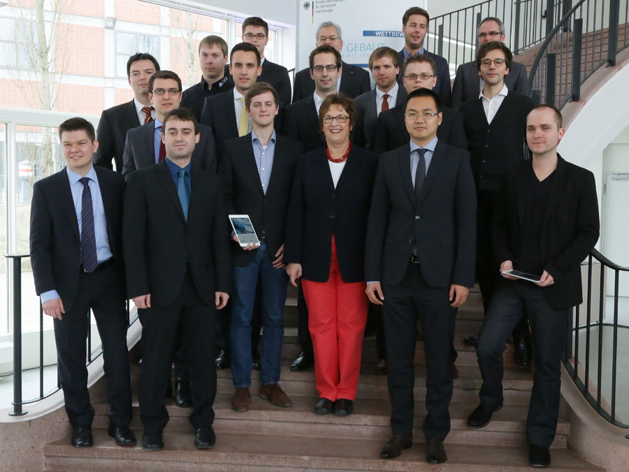 Staatssekretärin Brigitte Zypries mit den Siegern des Wettbewerbs. (Bild: RKW Kompetenzzentrum) Staatssekretärin Brigitte Zypries mit den Siegern des Wettbewerbs.