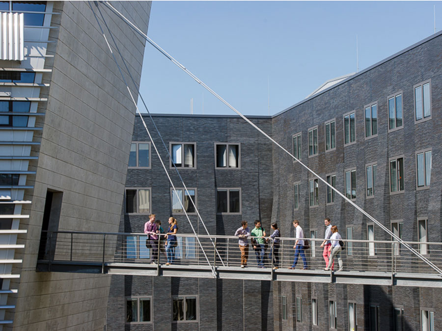 Brücke auf dem Campus der TUM