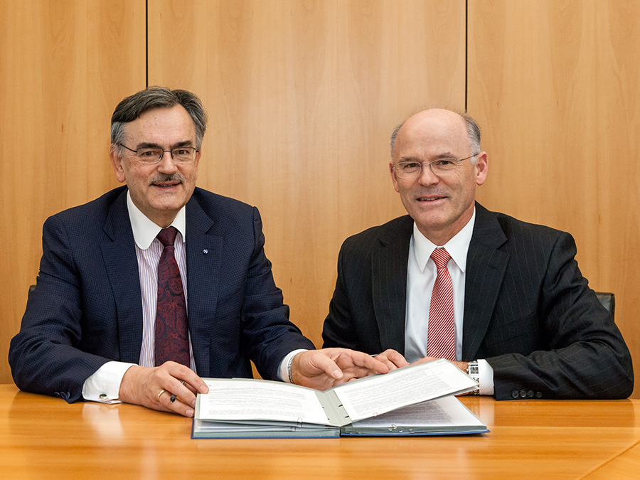 TUM-President Prof. W. A. Herrmann (left) and Dr. R. Staudigl, CEO of Wacker Chemie AG signing the contract - Photo: Steffen Wirtgen / Wacker Chemie AG