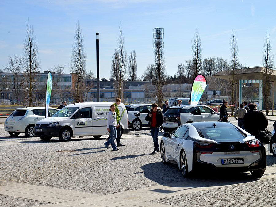 Electric cars in front of the faculty of mechanical engineering - Photo: Andreas Battenberg/TUM