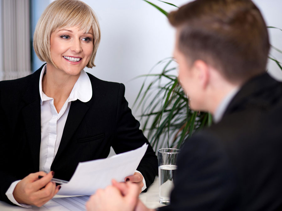 Qualified to be the boss? The selection of leaders is determined by many sterotypes. (Photo: stockyimages / Fotolia.com) Man and woman during a job interview