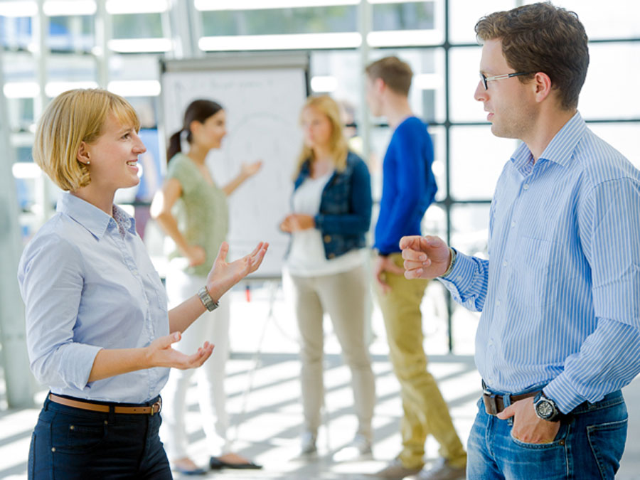 University meets non-university research institution: Young scientists can pursue a career at TUM and MPG simultaneously. (Photo: Heddergott / TUM) Young researchers talking