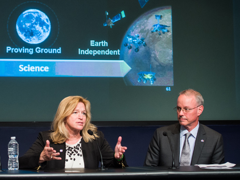 Ellen Stofan, NASA Chief Scientist, und David Miller, NASA Chief Technologist, bei einem Vortrag im NASA Hauptquartier. (Foto: NASA / Joel Kowsky)