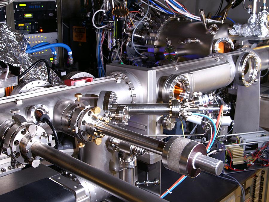 The ultra-thin layers of the metamaterial were produced with this molecular beam epitaxy system – Photo: W. Hoffmann / TUM