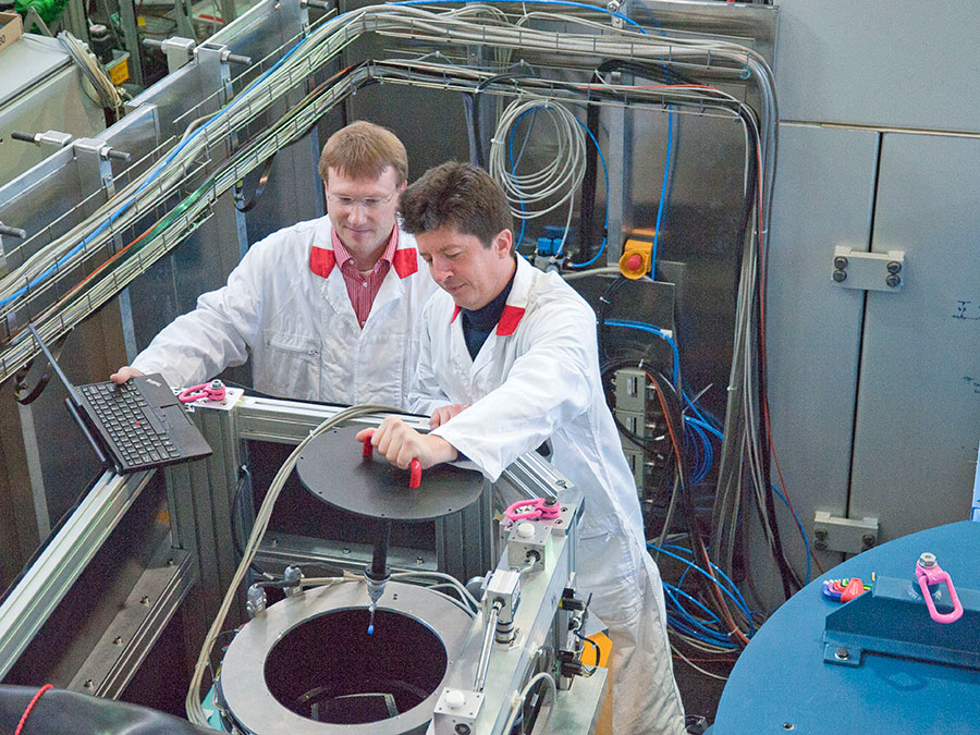 Dr. Andreas Ostermann (right) and Dr. Tobias Schrader at the BIODIFF measurement instrument of the Heinz Maier Leibnitz Center in Garching. (Photo: W. Schuermann / TUM)