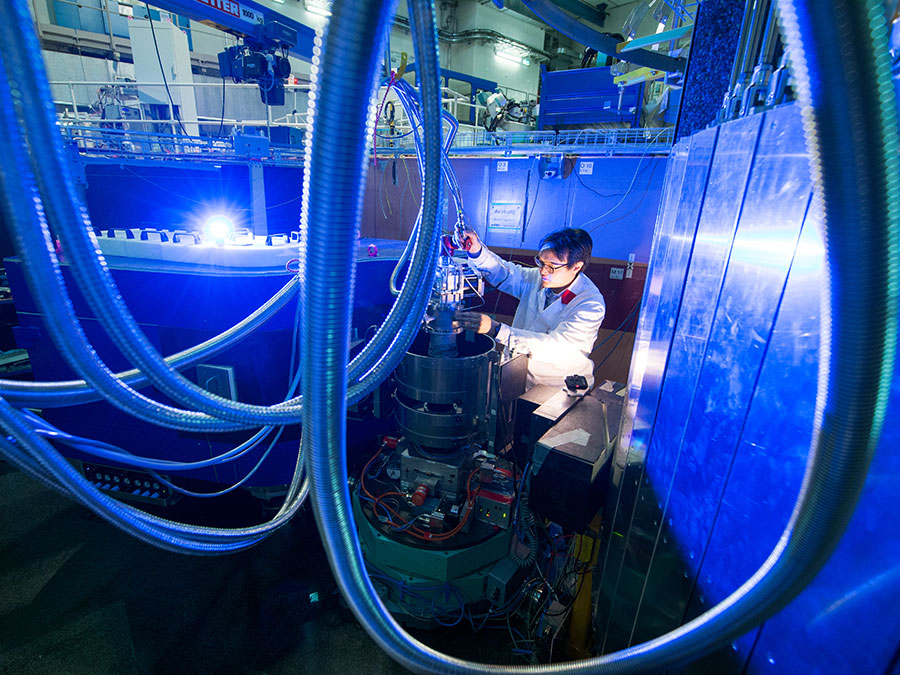 Jitae Park at the PUMA three-axis spectrometer – Photo: Volker Lannert / DAAD