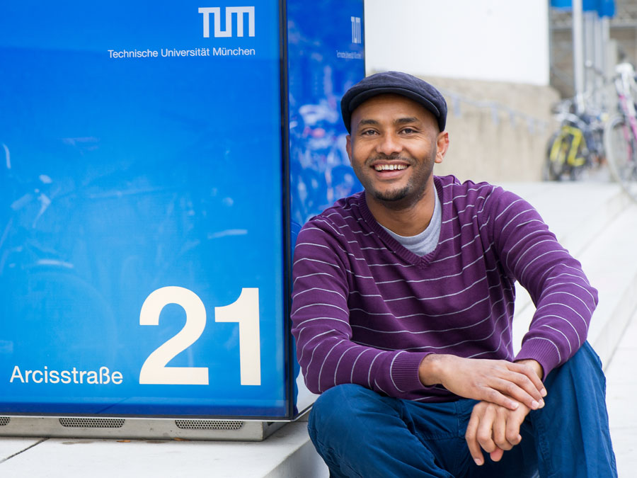 Habtom Gidey hat über das Deutschlandstipendium Kontakte in die Wirtschaft geknüpft. (Bild: A. Eckert / TUM) Habtom Gidey am Eingang der TUM