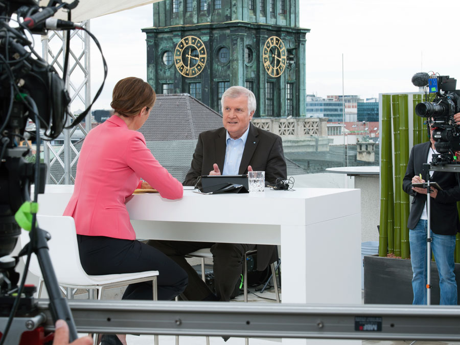 Bettina Schausten interviewt Horst Seehofer vor dem Wahrzeichen der TUM. (Bild: U. Benz / TUM) Bettina Schausten interviewt Horst Seehofer auf dem Dach TUM.