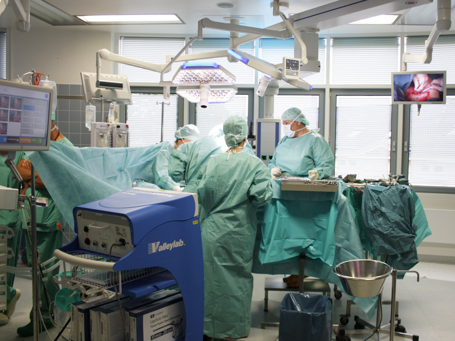 Im neuen Forschungsoperationssaal am Klinikum rechts der Isar erleichtern zahlreiche Sensoren dem OP-Team die Arbeit. (Bild: A. Schneider / TUM)