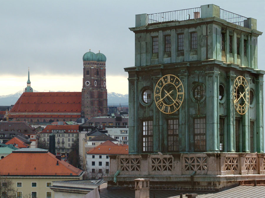 Der Uhrenturm der TUM vor der Münchner Altstadt