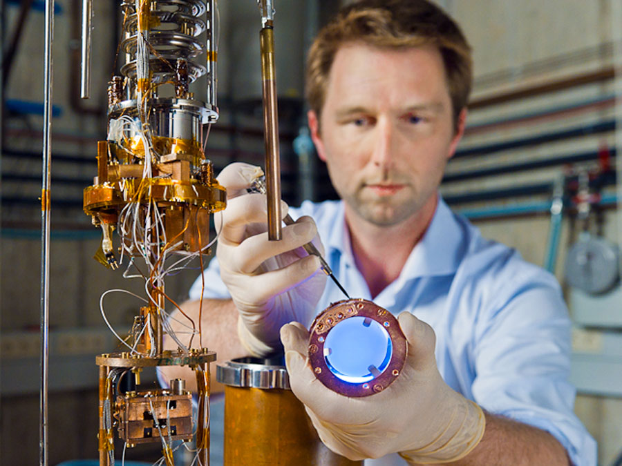 The excellently-equipped labs help foster the outstanding publications by researchers – here is Dr. Jean-Come Lanfranchi in the Physics Faculty's underground lab. (Picture: A. Heddergott/TUM)