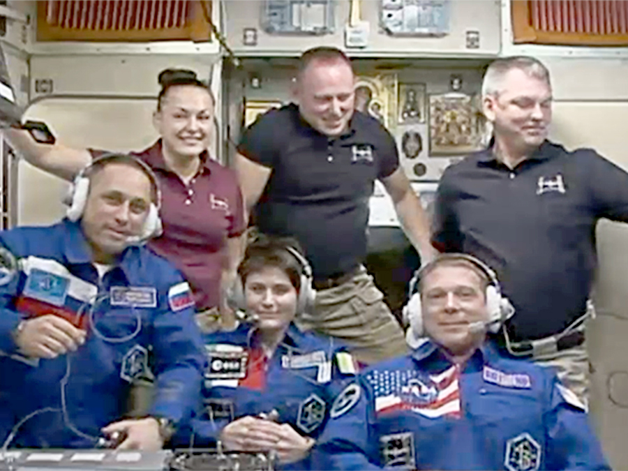 Erstes Foto von Samantha Cristoforetti (vorne Mitte) und der Crew der Futura 42 Mission auf der ISS (Bild: NASA)
