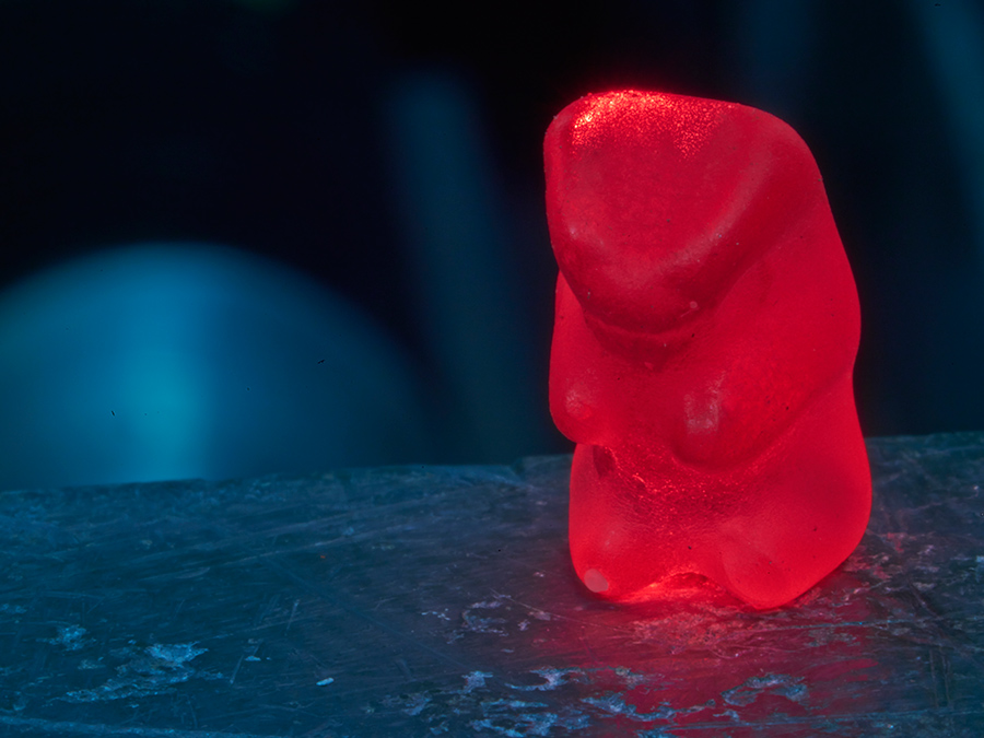 Gummy bear on the experimental set-up – Photo: Wenzel Schürmann / TUM