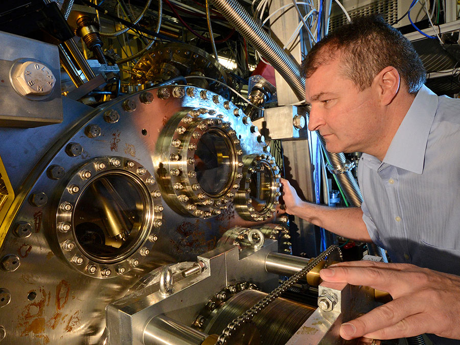 Prof. Reinhard Kienberger an der Attosekunden-Beamline, an der die Experimente durchgeführt wurden - Bild: Thorsten Naeser / MPQ