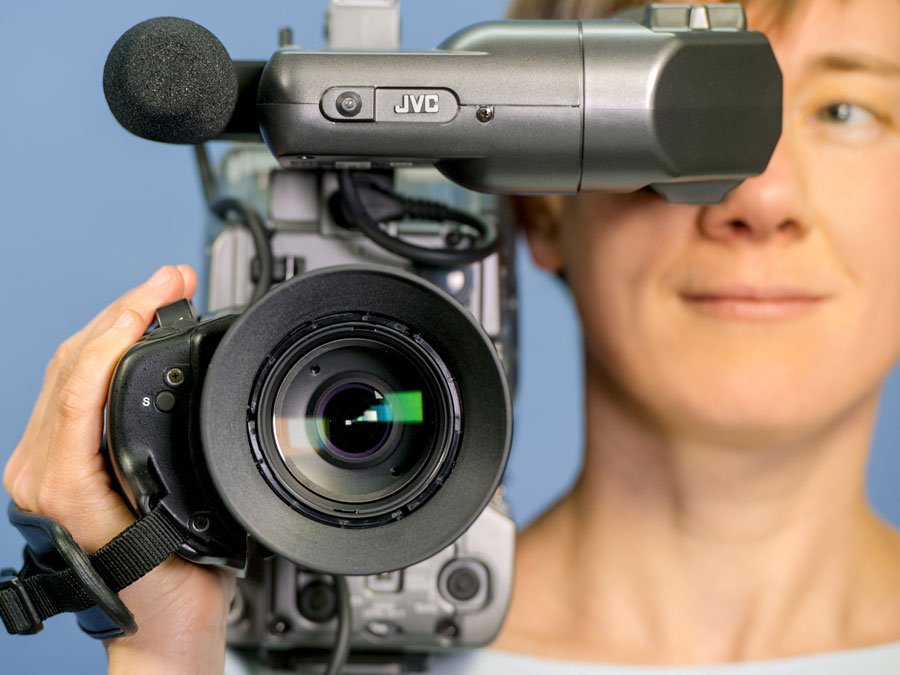 Ein anderer Blick auf die Wissenschaft - MOOCs arbeiten mit unterschiedlichen Video-Elementen. (Bild: Heddergott / TUM) Frau mit Video-Kamera