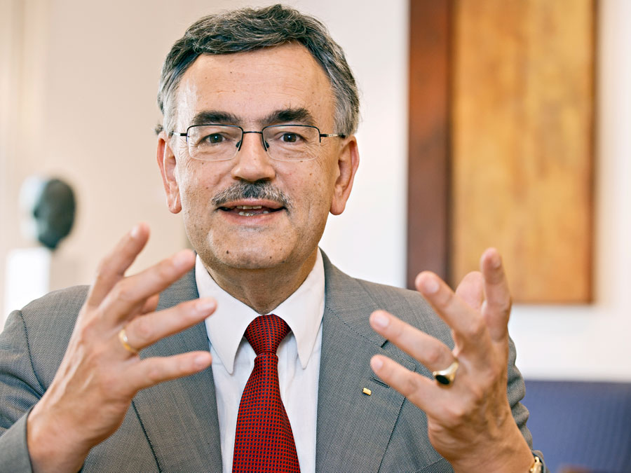 TUM-Präsident Wolfgang A. Herrmann diskutiert mit seinem Kollegen Bernd Huber von der LMU. (Bild: Heddergott / TUM) TUM-Präsident Wolfgang A. Herrmann