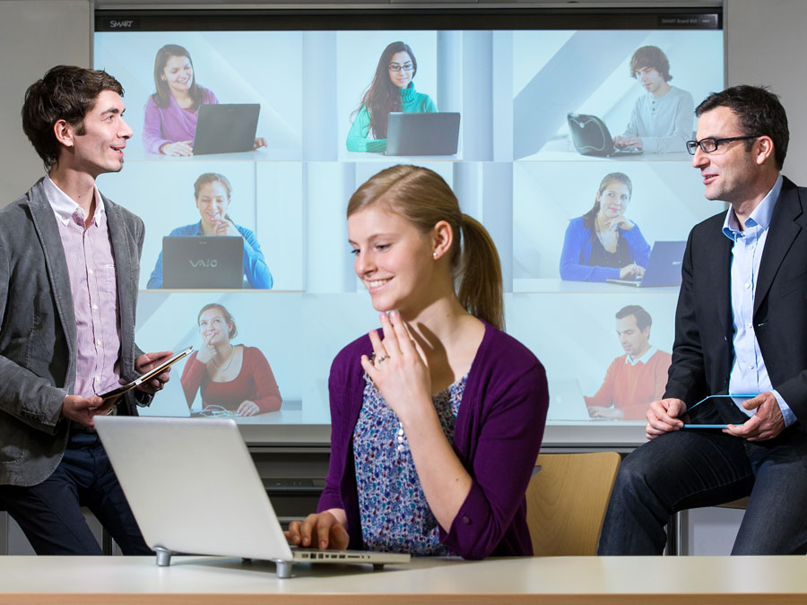 Studierende nutzen am Laptop ein E-Learning-Werkzeug.