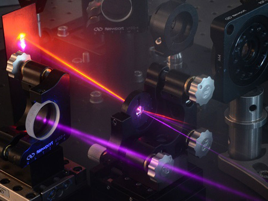 ERC Grantee Prof. Reinhard Kienberger investigates fluorescing molecules with the help of these lasers.