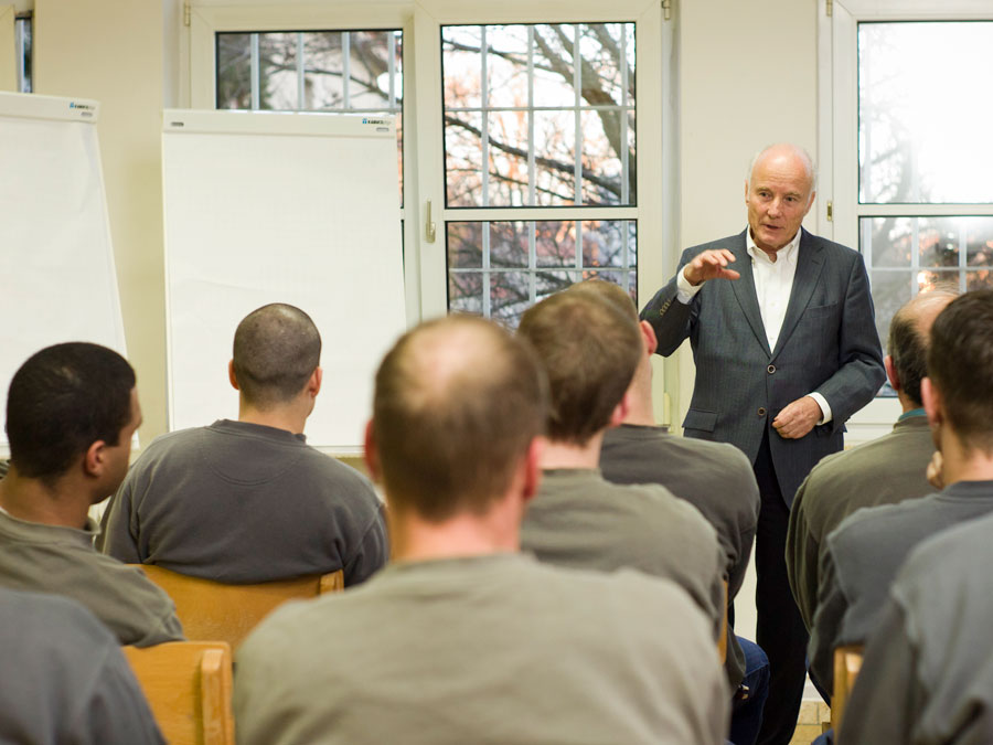 Teilnehmer eines Existenzgründer-Kurses in einem deutschen Gefängnis.