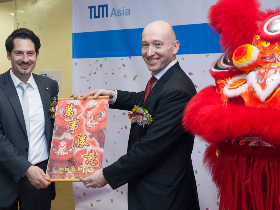 Congratulations from the "Lion Dance Troupe" at the opening of TUM Asia's new campus: TUM Vice President Thomas Hofmann and TUM Asia Managing Director Markus Wächter. (Photo: TUM Asia)