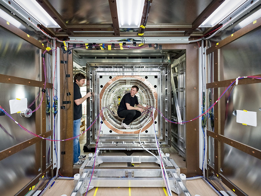 Prof. Peter Fierlinger (l) and co-author Michael Sturm working at the magnetically shielded measuring room – Photo: Astrid Eckert / TUM