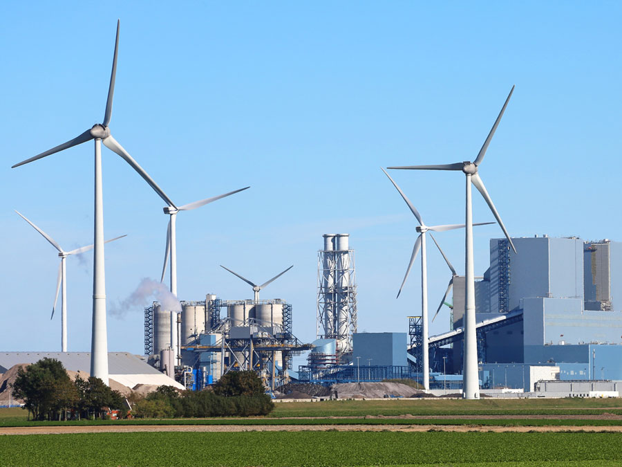 Windräder neben einem Kohlekraftwerk