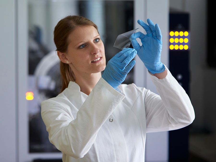 Claudia M. Palumbiny untersucht transparente Dünnschichtelektroden aus leitfähigen Polymeren, die auf flexible Substrate gedruckt werden - Foto: Wenzel Schürmann / TUM