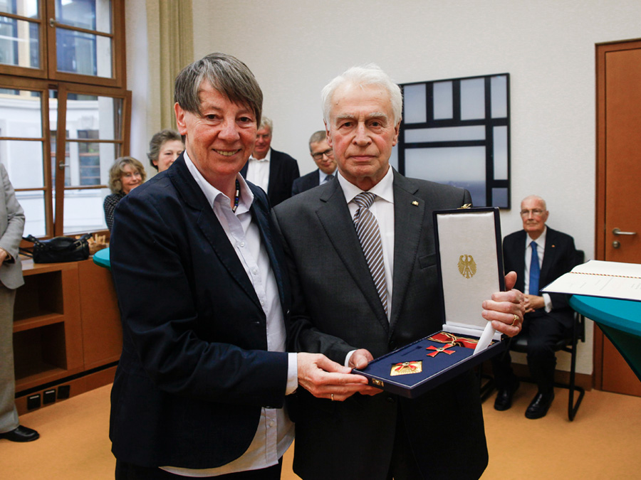 ie Bundesumweltministerin Dr. Barbara Hendricks überreichte Prof. Dr. Helmut Greim das Große Verdienstkreuz mit Stern. (Foto: BMUB / Sascha Hilgers)