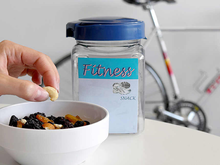 The TUM researchers observed that the snack labeled with “fitness” not only tempted people seeking to lose weight to eat more but also to exercise less. (Photo: Veronika Rajcsanyi/TUM)