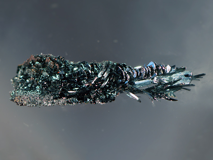 Crystals of semiconducting black arsenic phosphorus – photo: Andreas Battenberg / TUM