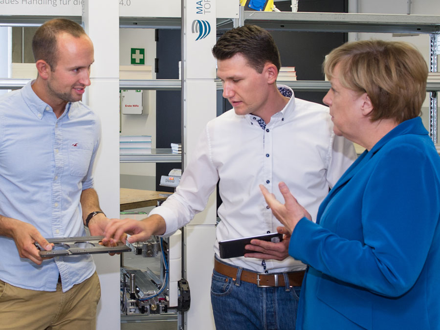 Chancellor Merkel meets the founders of the TUM start-up Magazino. (Photo: Heddergott / TUM)