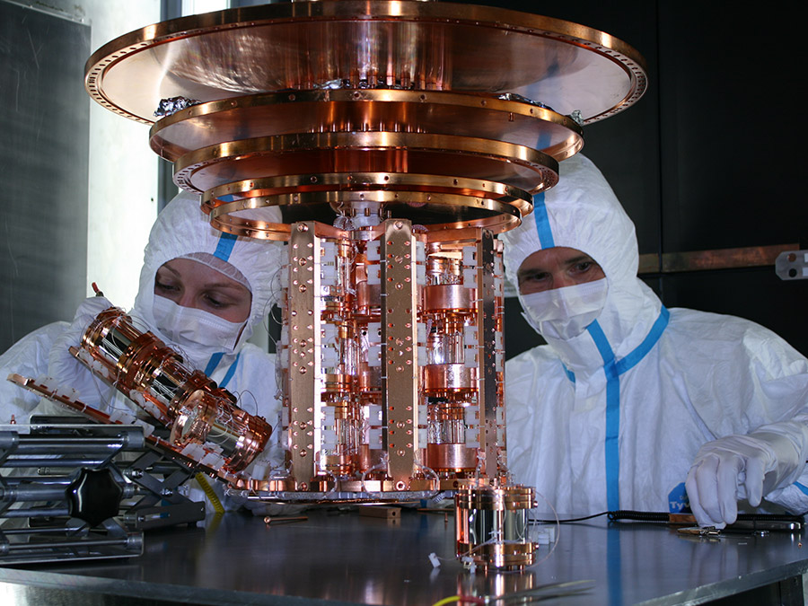 Mounting the CRESST experimental setup (Photo: MPP)