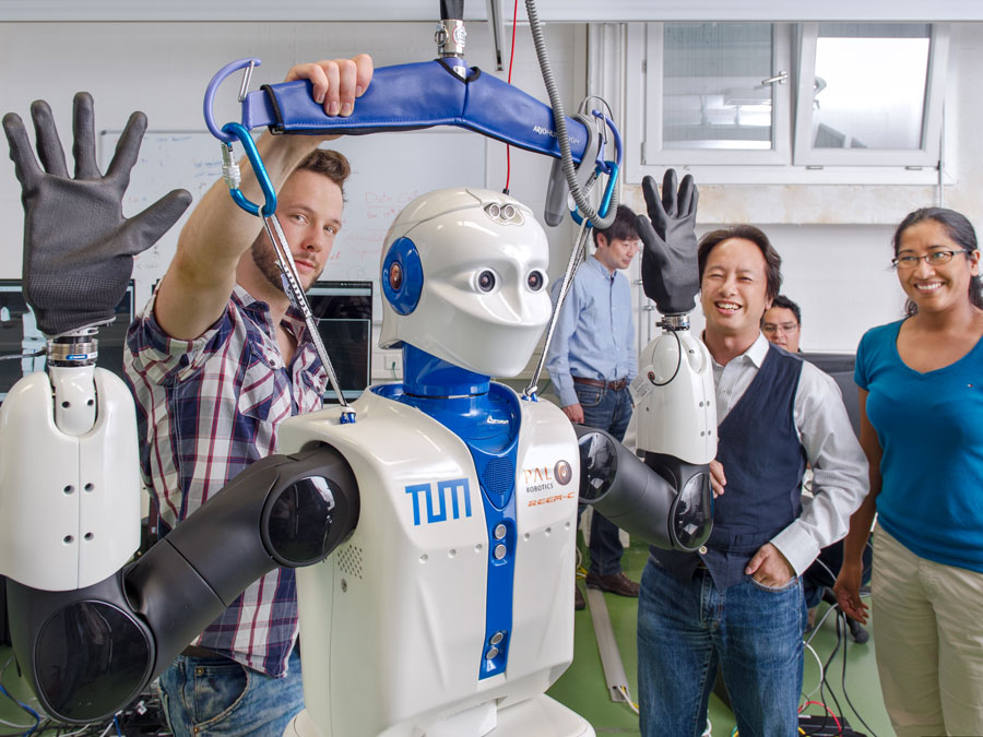 Die TUM konzentriert sich auf Forschung mit gesellschaftlicher Relevanz - hier der Roboter H1 des Lehrstuhls für kognitive Systeme. (Foto: Heddergott / TUM) Forscher des des Lehrstuhls für kognitive Systeme mit dem Roboter H1
