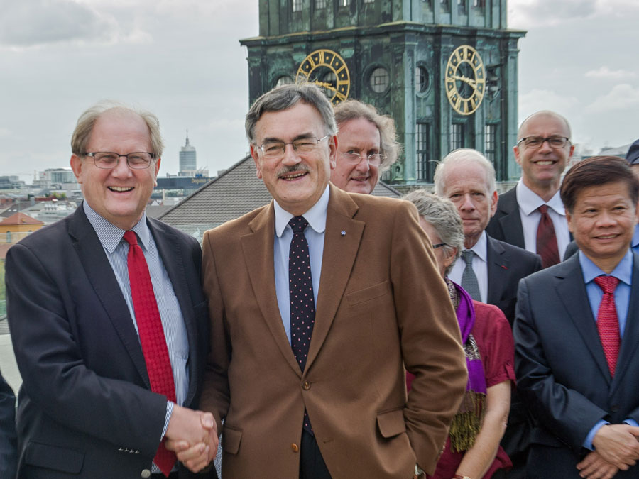 Amtsübergabe auf der Dachterrasse der TUM: Prof. Bertil Andersson, Präsident der NTU Singapur und bisheriger Chairman der GlobalTech, mit seinem Nachfolger, TUM-Präsident Wolfgang A. Herrmann (v.l.). (Bild: Heddergott / TUM) Amtsübergabe auf der Dachterrasse der TUM: Prof. Bertil Andersson, Präsident der NTU Singapur und bisheriger Chairman der GlobalTech, mit seinem Nachfolger, TUM-Präsident Wolfgang A. Herrmann (v.l.).