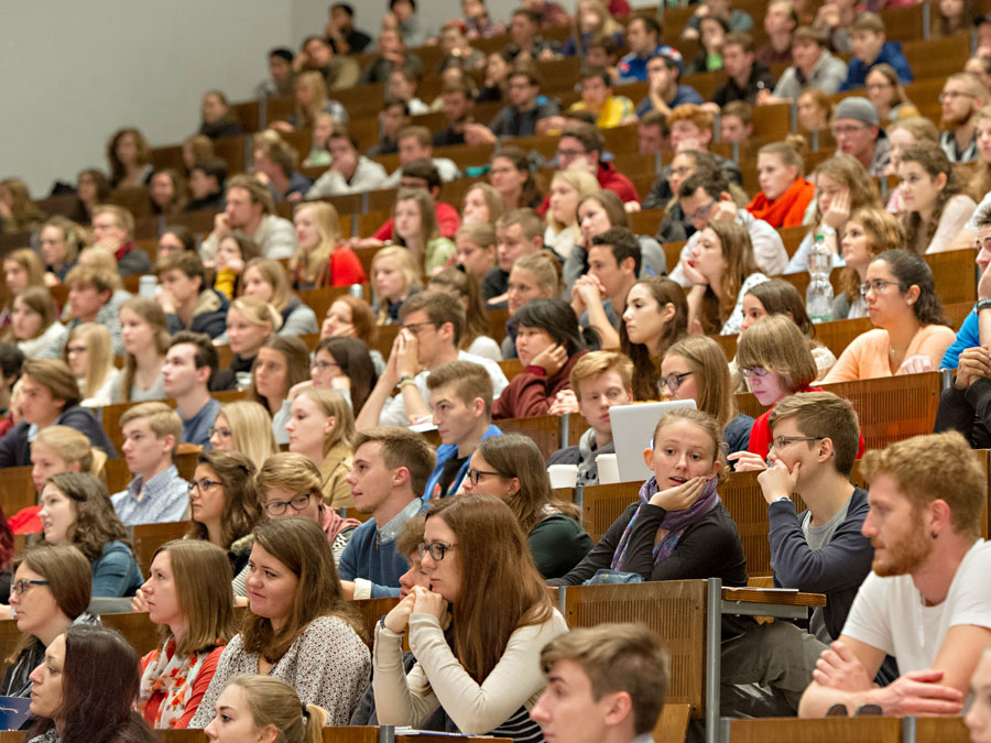 Die Erstsemester des Wissenschaftszentrums Weihenstephan starten in ihr Studium.