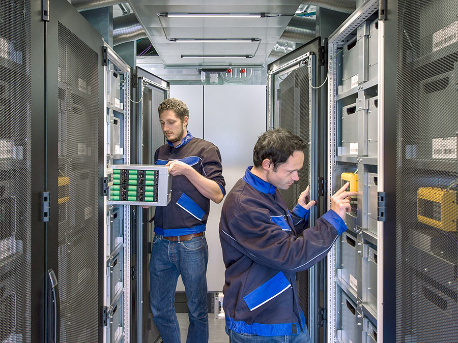 Eight racks, each with 13 modules containing 192 battery cells, provide a storage capacity of 200 kWh - Photo: Andreas Heddergott / TUM