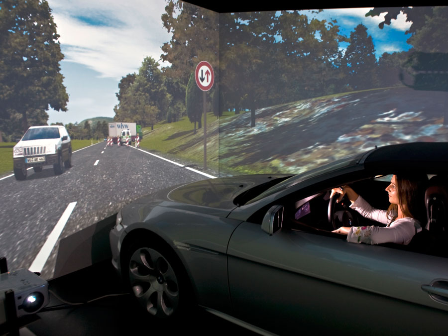 Mobilität gehört zu den Forschungsschwerpunkten der TUM. Künftig können hier Absolventen der TH Ingolstadt in diesem Bereich promovieren. (Bild: Eckert / TUM) Probandin in einem Fahrzeugsimulator der TUM
