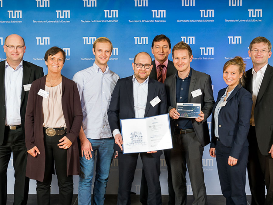 The winners: the Celonis-team Alexander Rinke, Bastian Nominacher (3rd and 4th person from left), Julia Meier and Julian Baumann (2nd and 3rd person from right) with the jury of the Presidential Entrepreneurship Awards. (Photo: Eckert / TUM)